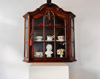 Vetrina da parete in legno con anta in vetro e chiave, mobiletto olandese sospeso con ripiani, piccolo mobiletto da cucina vintage