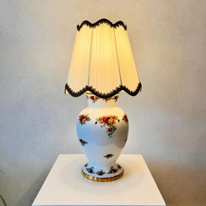 ロイヤルアルバート オールドカントリーローズ 磁器ランプ、ヴィンテージフローラル照明、イギリス製