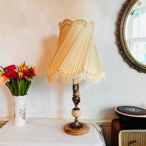Hoge Italiaanse marmeren tafellamp met gefranjerde lampenkap – Hollywood Regency-stijl