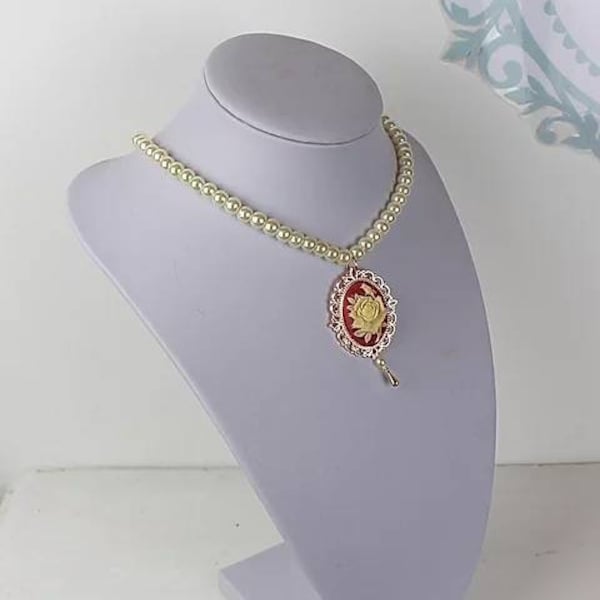 Collier camée et perles support rose