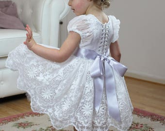 Petite robe en dentelle pour enfants