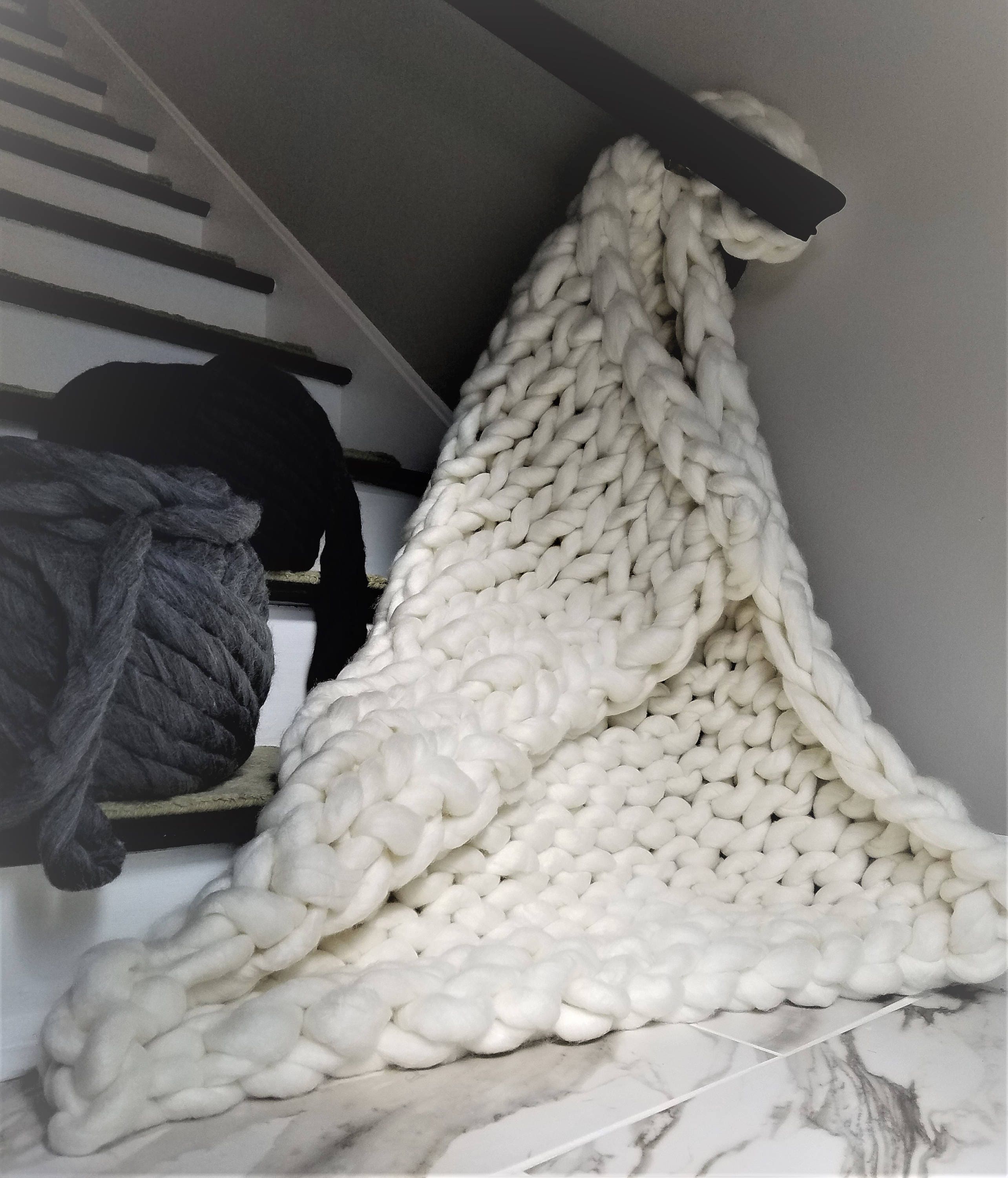 Chunky Knit Vegan Polyester and Acrylic Blanket, Super Soft, Throw