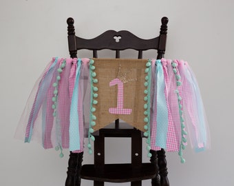 Banner per seggiolone per bambina di un anno con corona dorata, rosa, Aqua POM POM e nastri, Nursery Decor, banner sedia alta