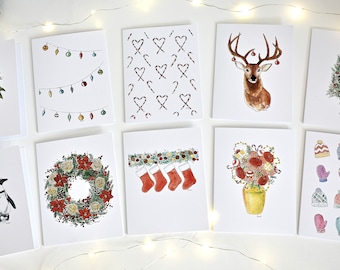 Könnte beinhalten: Eine Sammlung von Weihnachtskarten mit Aquarellillustrationen. Designs umfassen einen Weihnachtsstern, Lichterketten, Zuckerstangen, ein Reh, einen Weihnachtsbaum, Pinguine, einen Kranz, Strümpfe, einen Blumenstrauß sowie Wintermützen und -handschuhe.