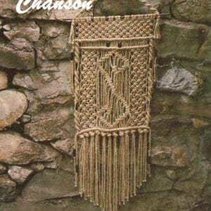 Patrón de percha de macramé inicial vintage de Chanson (1976)