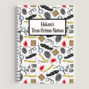 Puede incluir: Cuaderno de espiral con una cubierta blanca con un patrón repetido de elementos de la escena del crimen. El patrón incluye huellas dactilares, lupas y marcadores de evidencia. El cuaderno tiene el texto "Helen's True Crime Notes".