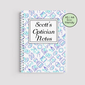 Könnte beinhalten: Ein weißes Spiralnotizbuch mit einem Muster aus blauen und türkisfarbenen Optometrie-Symbolen. Das Notizbuch hat den Text "Scott's Optician Notes" in einem schwarzen Rahmen. Ein grüner Kreis mit "A5 / A4 Eco-Friendly" befindet sich oben rechts.