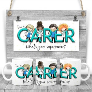 Könnte beinhalten: Drei weiße Tassen mit einem türkisfarbenen und weißen Design mit Comicfiguren, die Gesichtsmasken tragen. Die Tassen haben den Text "I'm a CARER What's your superpower?" aufgedruckt.