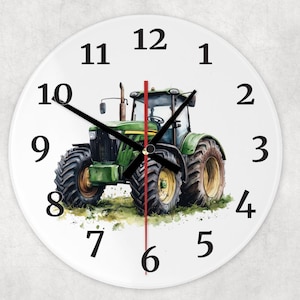Könnte beinhalten: Eine weiße runde Uhr mit schwarzen Zahlen von 1 bis 12. Das Zifferblatt der Uhr zeigt einen grünen und schwarzen Traktor mit einem roten Sekundenzeiger. Die Uhr ist perfekt für eine Bauernhaus- oder rustikale Einrichtung.