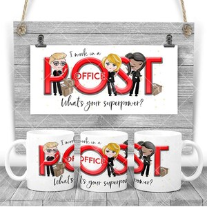 Può includere: Tazze in ceramica bianca con un design rosso "POST OFFICE" e la scritta "I work in a POST OFFICE. What's your superpower?" Il design presenta personaggi dei cartoni animati e piccole scatole marroni. Una stampa incorniciata con lo stesso design è appesa sopra.