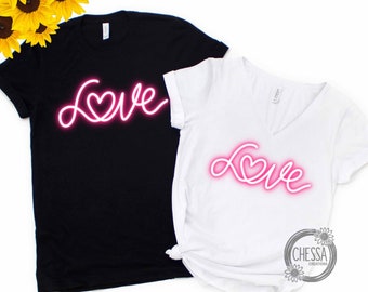 Camisas del día de San Valentín para parejas Letrero de amor de neón Regalos de Sr. y Sra. para luna de miel, boda retro, camisa de esposo y esposa Cuello en V femenino para ella