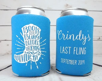 Puede incluir: Dos enfriadores de latas azules con texto blanco. Un enfriador dice "Boots and Bling Before the Ring Nashville, TN". El otro enfriador dice "Crindy's Last Fling September 2019".