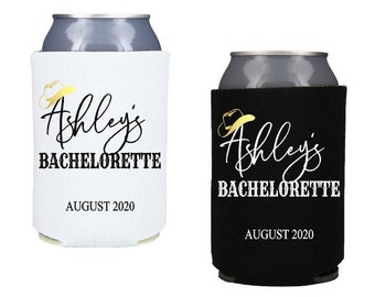 Puede incluir: Dos enfriadores de latas negros y blancos con un gráfico de sombrero de vaquero dorado y el texto "Ashley's Bachelorette August 2020".