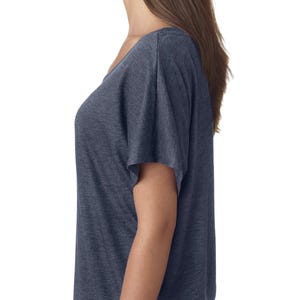 Op de afbeelding: Een donkerblauw, kortarm, oversized t-shirt met een ronde hals.