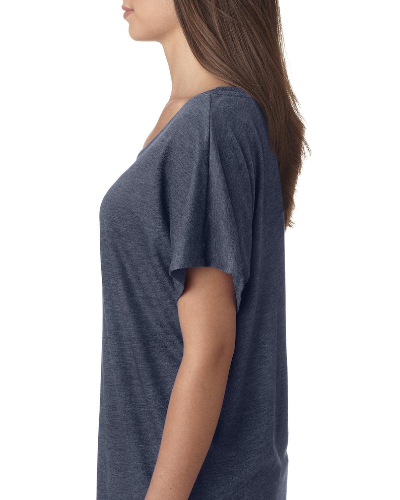Op de afbeelding: Een donkerblauw, kortarm, oversized t-shirt met een ronde hals.