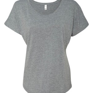 Op de afbeelding: Een grijs gem&ecirc;leerd t-shirt met korte mouwen, een relaxed fit en een v-hals.
