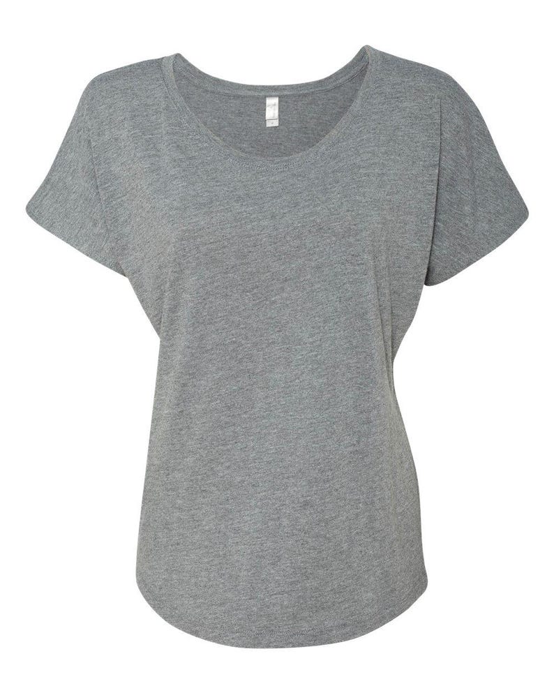 Op de afbeelding: Een grijs gem&ecirc;leerd t-shirt met korte mouwen, een relaxed fit en een v-hals.