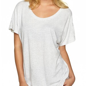 Op de afbeelding: Een lichtgrijs, kortarmige t-shirt met een ronde hals en een losse pasvorm.