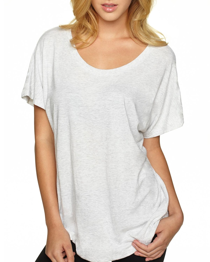 Op de afbeelding: Een lichtgrijs, kortarmige t-shirt met een ronde hals en een losse pasvorm.