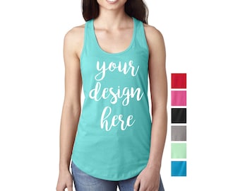 Op de afbeelding: Een turquoise tanktop met de tekst "your design here" in wit. De tanktop is een blanco canvas voor personalisatie. De afbeelding toont verschillende kleur opties voor de tanktop.