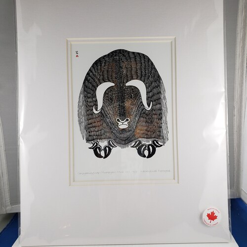 Nouvelle impression d'art « OMINGMUNGJUAG » énorme bœuf musqué par l'artiste inuit Kananginak Pootoogook 11 x 14 po.
