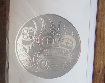 Bill Reid "TAMBOR DE CABEZA DE BULLO" Tarjeta de arte Haida plateada en relieve Hecha en Canadá (#7689)
