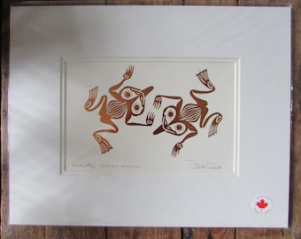 Stampa artistica in rame goffrato "Haida FROG - HLKKYAAN QQUSTTAAN" dell'artista Haida Bill Reid 11" x 14" con passepartout