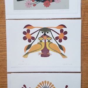 Karty artystyczne „Preening Owl”, „Resplendent Owls” i „Courting Loon” autorstwa artysty inuickiego Kenojuaka Ashevaka 6"x9" z kopertami Puste w środku