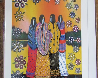 Puede incluir: Una impresión de arte colorida que presenta a cuatro mujeres de pie juntas en un campo de flores. Las mujeres visten vestidos de colores brillantes con intrincados patrones. El fondo es una puesta de sol con un cielo amarillo y árboles verdes. La impresión se titula "Best Friends" y está firmada por la artista, Betty Albert.