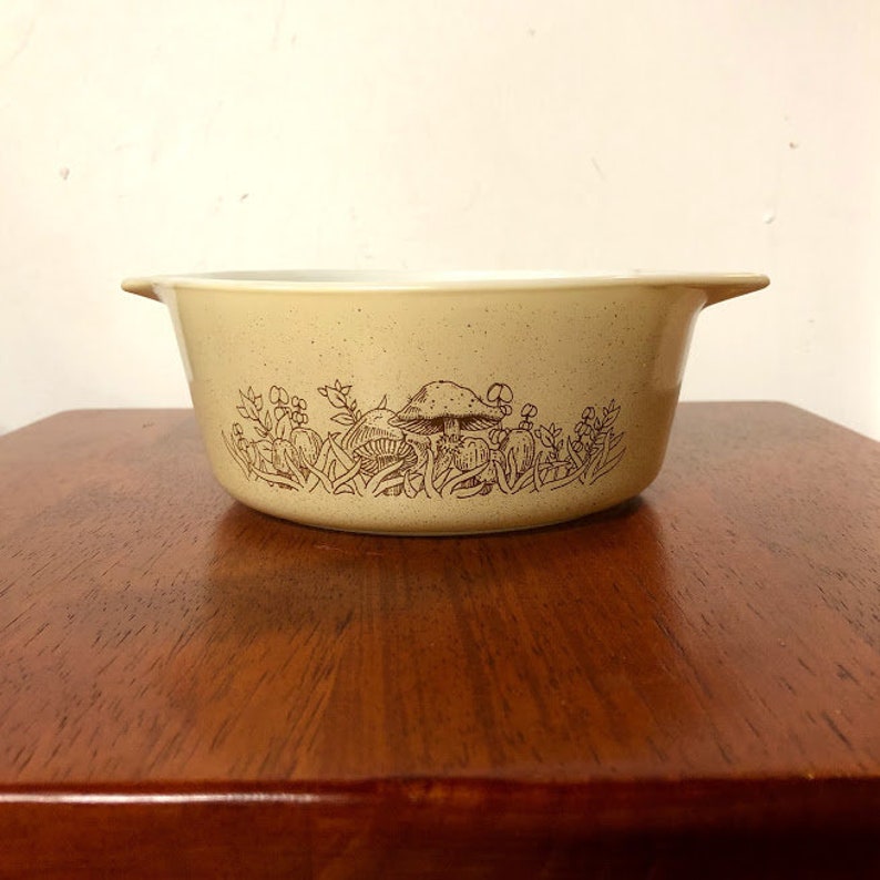 Vintage Pyrex Forest Fancies Cinderella Round Casserole 472