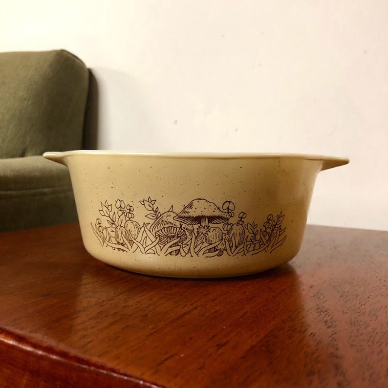 Vintage Pyrex Forest Fancies Cinderella Round Casserole 472