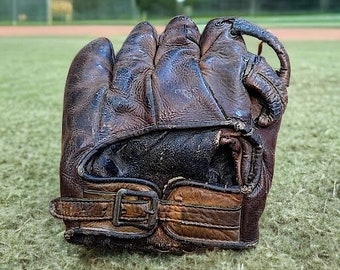 Vintage 1930s Monte Pearson Buckle Back Baseball Glove