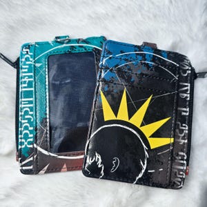 Cartera de identificación de cuero sintético Refantazio con la metáfora de las virtudes reales