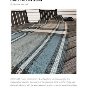 Puede incluir: Un camino de mesa de lino azul y marrón tejido con un patrón geométrico. El camino de mesa está hecho usando un algoritmo matemático que crea un plaid sutil y sofisticado.