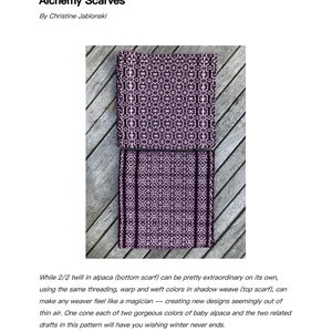 Può includere: Due sciarpe in alpaca, una in tessuto twill 2/2 e l'altra in tessuto ombra, entrambe in tonalità rosa e nero. Le sciarpe sono esposte su una superficie di legno. Il testo "Alchemy Scarves: 4-shaft version" è visibile nella parte inferiore dell'immagine.