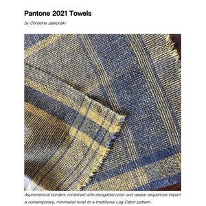 Peut inclure: Gros plan sur une serviette tissée avec un motif à carreaux bleu et jaune. La serviette a un bord effiloché et est étiquetée "Pantone 2021 Towels" par Christine Jablonski. Le texte indique "Les bordures asymétriques combinées à des séquences de couleurs et de tissage allongées donnent une touche contemporaine et minimaliste à un motif Log Cabin traditionnel."