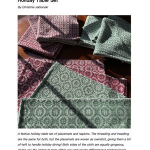 Könnte beinhalten: Ein Set aus vier gewebten Tischsets und Servietten in Rot und Grün mit einem weißen geometrischen Muster. Die Tischsets sind als Überschlag gewebt, was ihnen etwas Gewicht verleiht. Der Text "Holiday Table Set Loom: 4-shaft" befindet sich in der unteren rechten Ecke des Bildes.