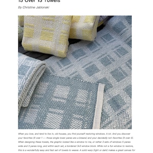 Könnte beinhalten: Nahaufnahme eines gewebten Handtuchs mit einem hellblauen und weißen Muster. Das Handtuch ist mit einer umgekehrten Köperbindung und Tritttechnik gewebt. Der Text "15 Over 15 Towels" und "Loom: 8-shaft" ist auf dem Bild zu sehen.