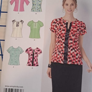 Puede incluir: Patrón de costura Simplicity 1462 H5. La imagen muestra a una mujer con un top estampado en rojo y negro y una falda negra. El patrón incluye varios diseños de blusas. Tallas US 6, 8, 10, 12, 14, equivalentes a tallas europeas 32-40.