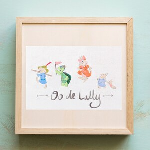 Op de afbeelding: Een ingelijste print van een aquarelillustratie met vijf personages, waaronder een schildpad, een konijn en een ridder, met de tekst "Oo de Lally" eronder. De print is weergegeven op een lichtblauwe achtergrond met witte bloemen en bladeren.