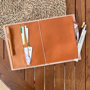 Cuaderno de viaje con cremallera A5, tamaño A5 en piel marrón, un bolsillo con cremallera y varios bolsillos para tarjetas, piel de vacuno plena flor.