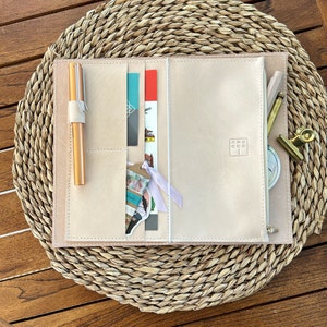 Travelers notebook insert standard size, in natural leather, one zippered pocket and several card pockets, full grain cow leather.