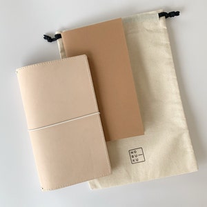 Carnet de voyage en cuir, standard TN, taille standard Fermeture à élastique Pochette en cuir pleine fleur naturel avec pochettes pour cartes.
