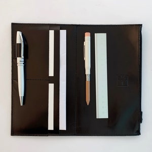 Leather Wallet Insert for Traveler&#39;s Notebook,  in black color and size Standard,  one zippered pocket and several card pockets.