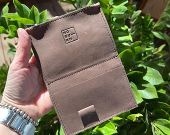 Handgefertigte Notebook-Einlage aus braunem Leder: Reißverschlusstasche und Kartensteckplätze