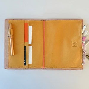 A5 wallet leather for travelers notebook, A5 size in beige color, one zippered pocket and several card pockets. Genuine Leather.