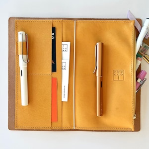 Pochette pour ordinateur portable Travelers, taille standard en cuir de couleur beige, une poche zippée et plusieurs poches pour cartes, cuir de vache pleine fleur