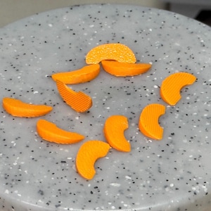 Miniature Peach Slices | 1:6 Scale Dollhouse Fruit | Set of 10 Tiny Peaches | Miniverse Food Accessory