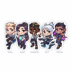 Puede incluir: Cinco personajes de dibujos animados del videojuego Valorant. Los personajes son Sova, Sage, Phoenix, Jett y Reyna. Cada personaje est&aacute; representado en un estilo chibi con una cabeza grande y un cuerpo peque&ntilde;o. Los personajes llevan todos sus atuendos y armas caracter&iacute;sticos.