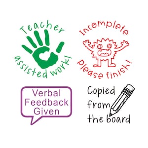 Peut inclure: Quatre tampons encreurs avec des inscriptions en vert, rouge, violet et noir. Les tampons indiquent : "Teacher assisted work!", "Incomplete please finish!", "Verbal Feedback Given" et "Copied from the board".